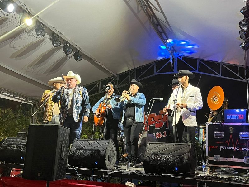 PRESENTACION EN VILLA GORGONA EMISORA FIESTA STEREO (27)